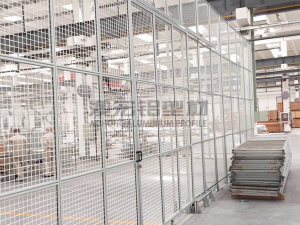 網(wǎng)格工業(yè)防護(hù)圍欄 網(wǎng)格工業(yè)防護(hù)圍欄